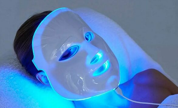 LED-fototherapiebehandeling om leeftijdsgerelateerde veranderingen in de gezichtshuid tegen te gaan
