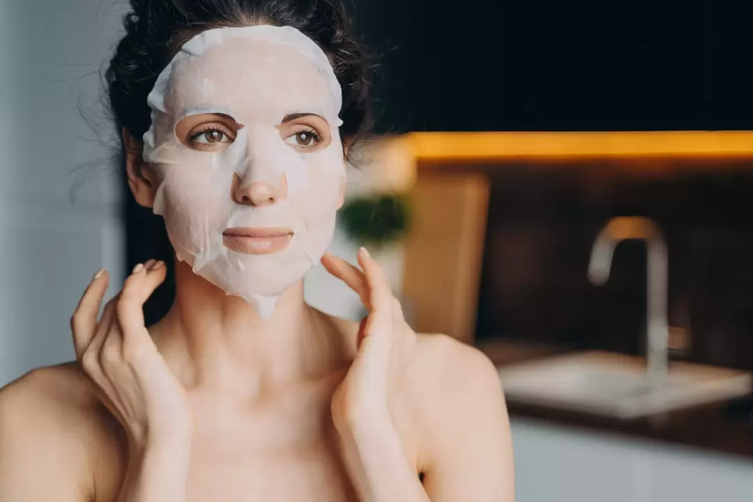 Met stoffen maskers kunnen vrouwen ouder dan 30 er indrukwekkend uitzien