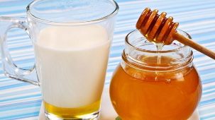 Kefir met honing voor een verjongende handhuidbehandeling